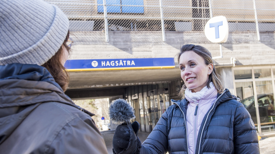 En kvinna intervjuar en kvinna utanför tunnelbanestationen Hagsätra.